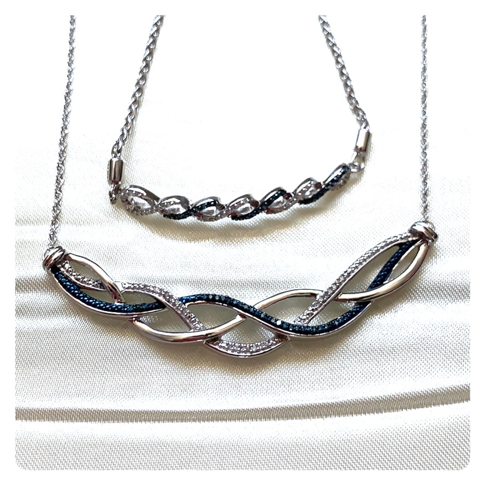 Diamond & blue diamond necklace and bracelet set.